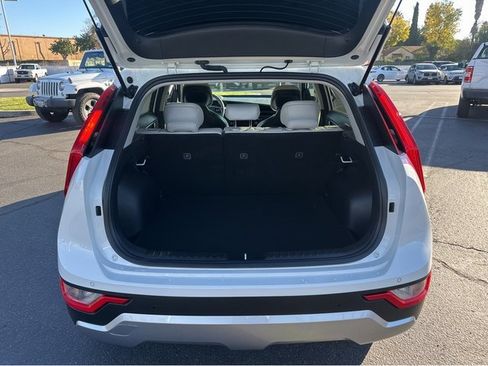 Certified 2025 Kia Niro EX image 17