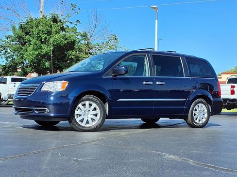 Used 2016 Chrysler Town & Country Touring w/ Driver Convenience Group FWD image 2