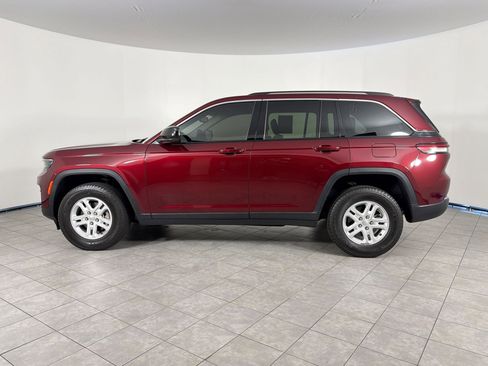 Used 2023 Jeep Grand Cherokee Laredo AWD/4WD image 2