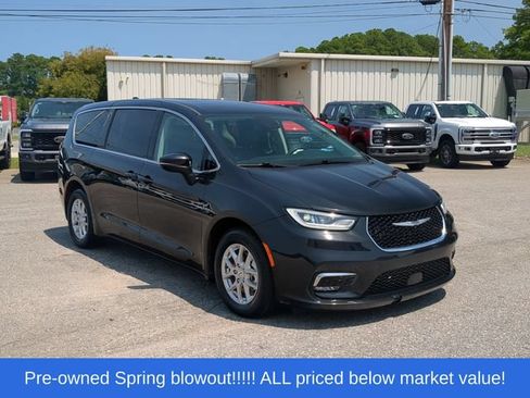 Used 2023 Chrysler Pacifica Touring-L FWD image 15