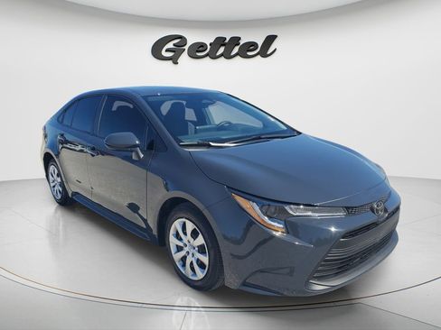 Used 2025 Toyota Corolla LE w/ Convenience Package image 2