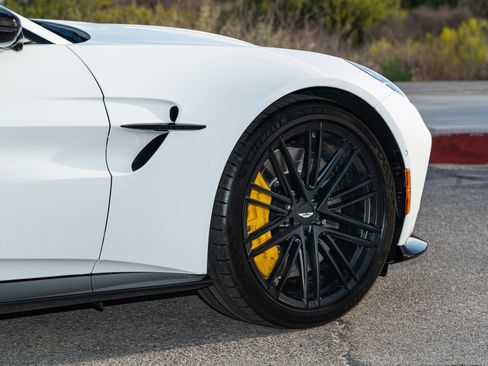 Used 2025 Aston Martin V8 Vantage Coupe RWD image 8