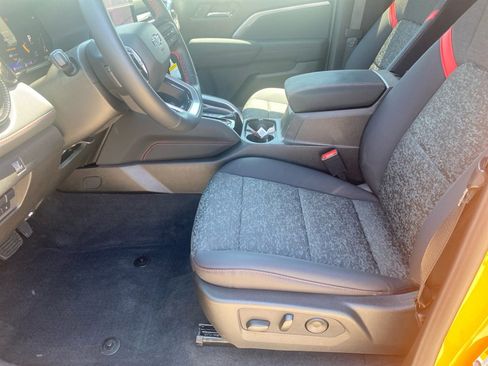 Used 2025 Chevrolet Colorado Z71 AWD/4WD image 34