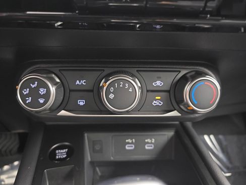 Used 2025 Nissan Kicks SV AWD/4WD image 27