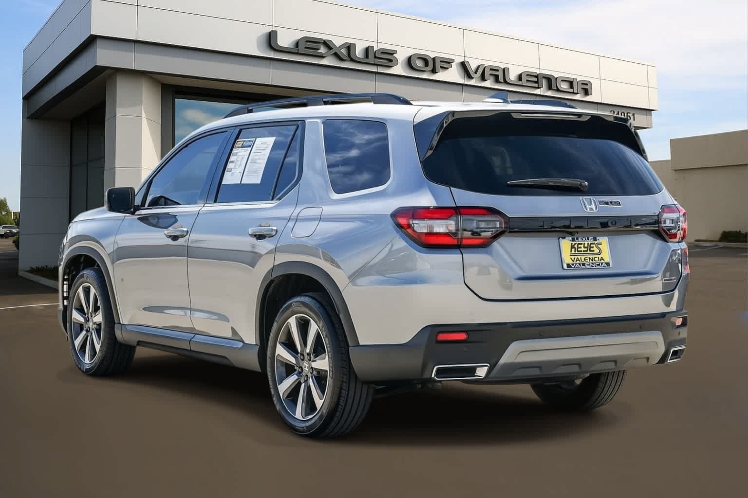 Used 2023 Honda Pilot Touring image 2