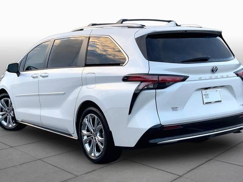 Used 2023 Toyota Sienna Platinum FWD image 11