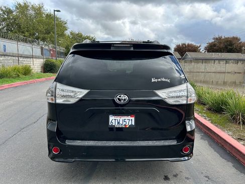 Used 2011 Toyota Sienna SE image 4