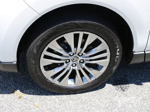 Used 2023 Toyota Venza XLE AWD/4WD image 14
