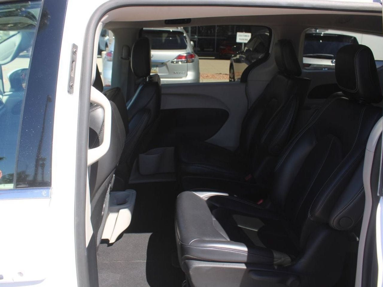 Used 2023 Chrysler Pacifica Touring-L FWD image 14