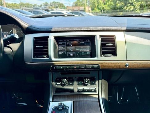 Used 2013 Jaguar XF image 17