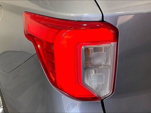 Used 2021 Ford Explorer Limited w/ Equipment Group 301A AWD/4WD image 38