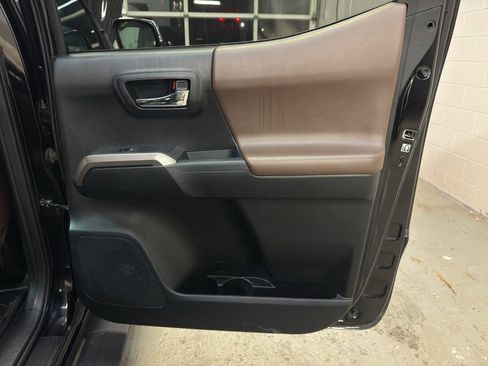 Used 2016 Toyota Tacoma Limited image 25