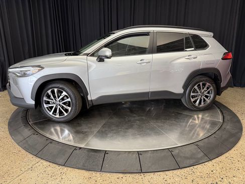 Used 2022 Toyota Corolla Cross XLE w/ Convenience Package AWD/4WD image 5