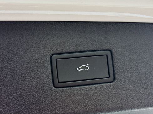 Used 2024 Volkswagen Tiguan SE image 28