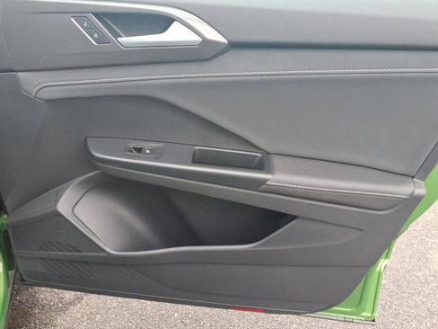 Used 2025 Volkswagen Taos SE image 9