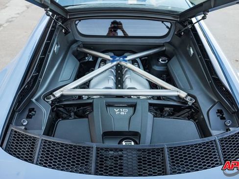 Used 2018 Audi R8 V10 w/ Premium Package image 28