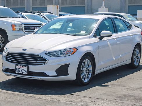 Used 2020 Ford Fusion SE image 3
