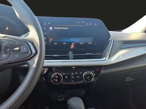 Used 2025 Chevrolet Trax LT image 13