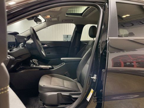Used 2024 Chevrolet Trax LT w/ Sunroof Package FWD image 14