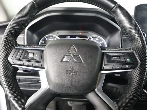 Used 2023 Mitsubishi Outlander SE image 19