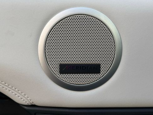 Used 2025 Land Rover Discovery S image 38