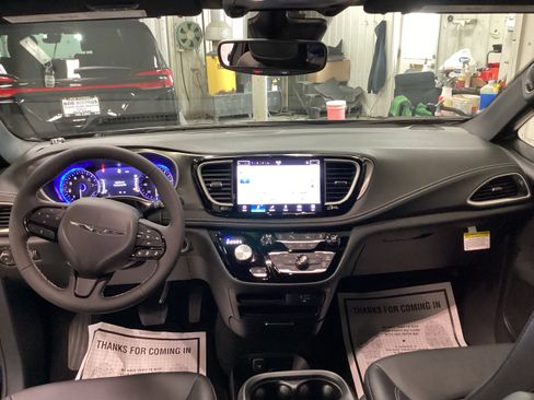 New 2026 Chrysler Pacifica Select w/ S Appearance Package AWD/4WD image 18