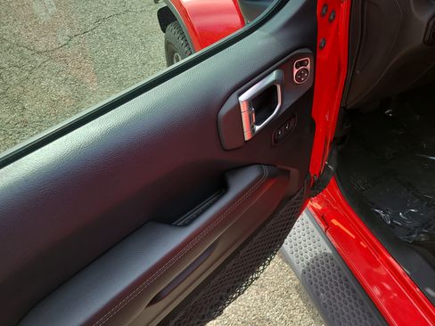 Used 2018 Jeep Wrangler Unlimited Sahara image 14