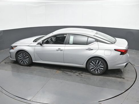 Used 2024 Nissan Altima 2.5 SV FWD image 35