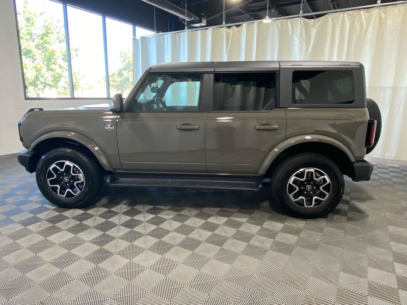 Used 2025 Ford Bronco Outer Banks AWD/4WD image 8