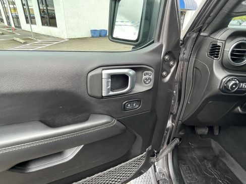 Used 2022 Jeep Wrangler Unlimited Sahara w/ LED Lighting Group AWD/4WD image 18