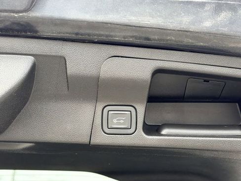 Used 2023 GMC Acadia SLT FWD image 12