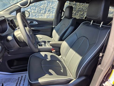 New 2026 Chrysler Pacifica Limited AWD/4WD image 14