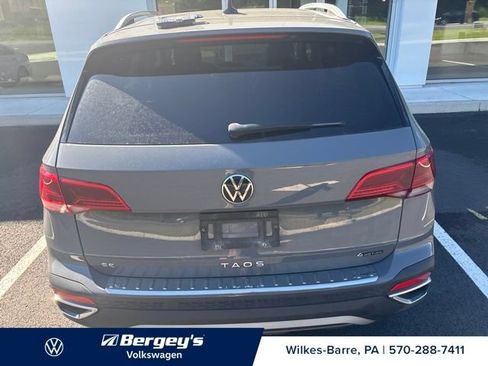 Used 2023 Volkswagen Taos SE w/ Panoramic Sunroof Package AWD/4WD image 5