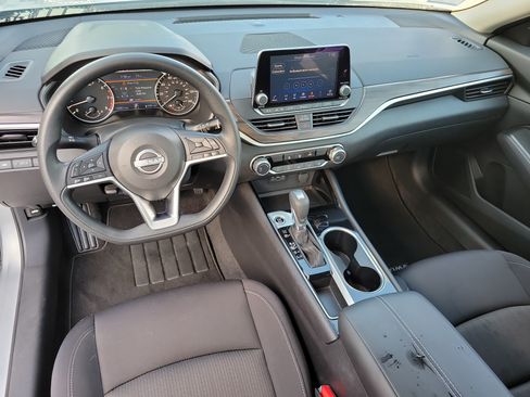 Used 2024 Nissan Altima 2.5 SV FWD image 14