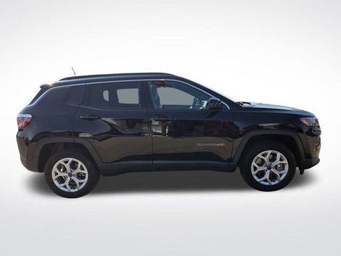 Used 2025 Jeep Compass Latitude w/ Sun & Sound Group image 2
