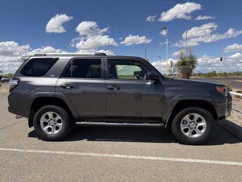 Used 2020 Toyota 4Runner SR5 AWD/4WD image 7