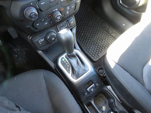 Used 2023 Jeep Renegade Latitude image 23