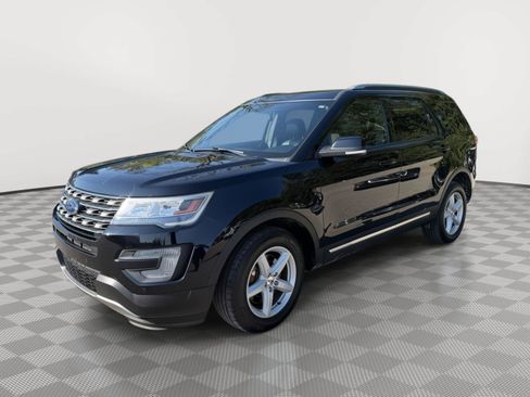 Used 2017 Ford Explorer XLT w/ Equipment Group 202A AWD/4WD image 5