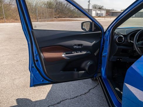 Used 2021 Nissan Kicks SR image 10