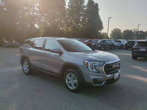 Used 2024 GMC Terrain SLE FWD image 3