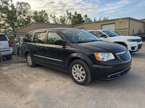 Used 2016 Chrysler Town & Country Touring image 4