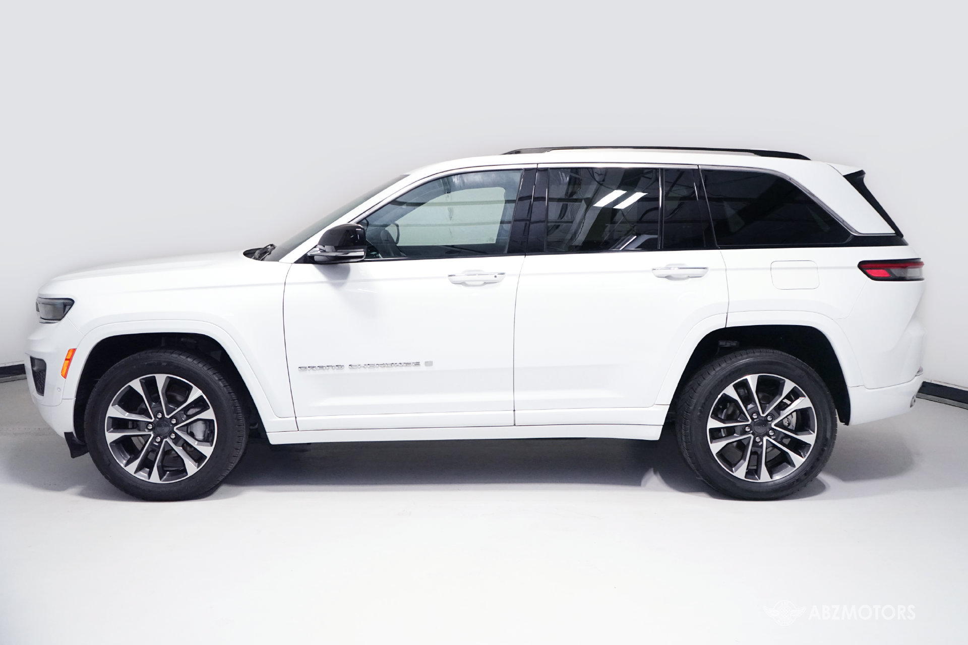 Used 2022 Jeep Grand Cherokee Overland w/ Luxury Tech Group IV RWD image 4