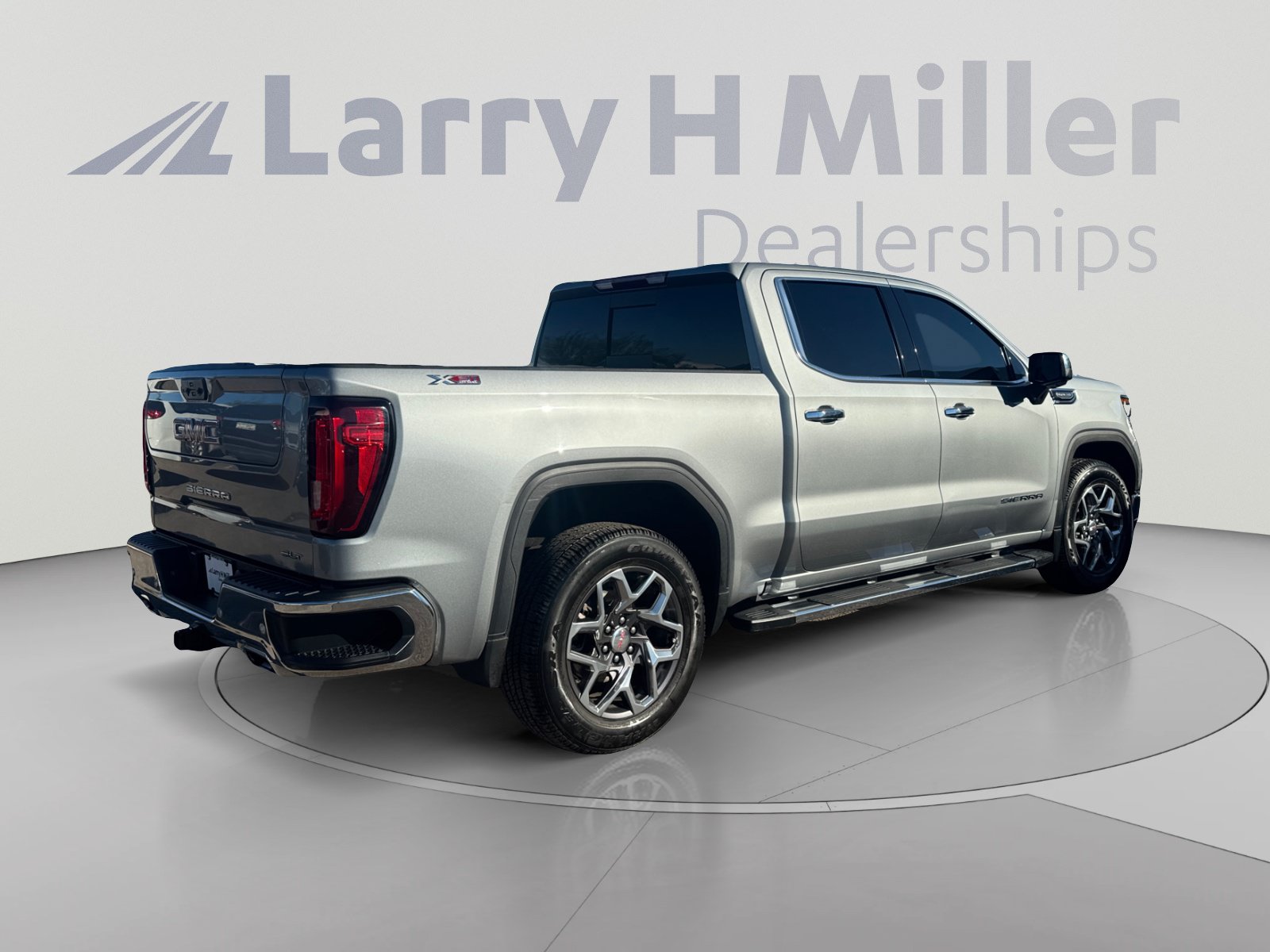 Used 2024 GMC Sierra 1500 SLT w/ SLT Premium Plus Package AWD/4WD image 5