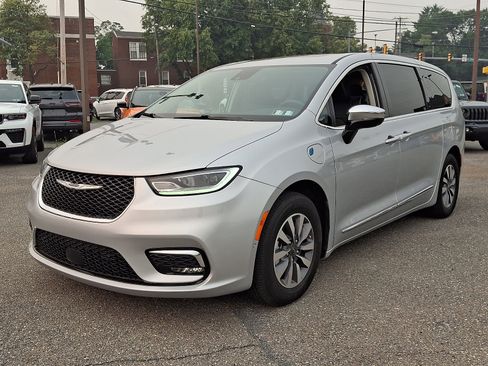Used 2023 Chrysler Pacifica Limited FWD image 3