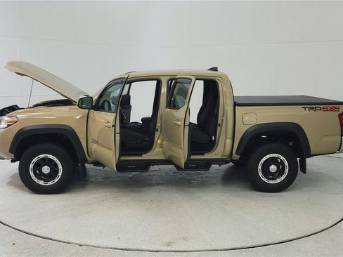 Used 2018 Toyota Tacoma TRD Off-Road AWD/4WD image 12