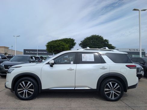 Used 2023 Nissan Pathfinder Platinum FWD image 3