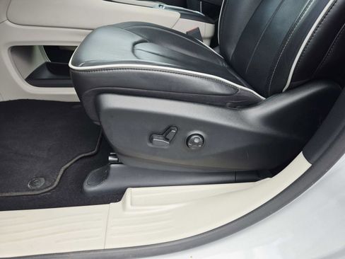 Used 2024 Chrysler Pacifica Limited image 44