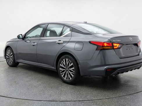 Used 2025 Nissan Altima 2.5 SV FWD image 6