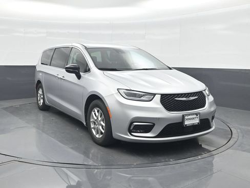 Used 2024 Chrysler Pacifica Touring-L FWD image 8