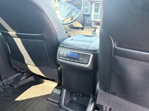 Used 2019 Toyota Highlander XLE AWD/4WD image 32